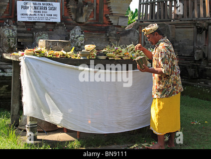 Balinesische Priester oder heiliger Mann sammeln Geld in Angebote von Gläubigen, Pura Penataran Sasih Tempel, Pejeng nahe Ubud, Bali gemacht Stockfoto