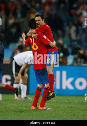 SERGIO BUSQUETS & XAVI Deutschland V Spanien DURBAN Stadion DURBAN Südafrika 7. Juli 2010 Stockfoto