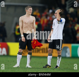 BASTIAN SCHWEINSTEIGER & PHILI Deutschland V Spanien DURBAN Stadion DURBAN Südafrika 7. Juli 2010 Stockfoto