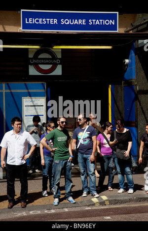 Leicester Square, einer beliebten Gegend für den Tourismus im Londoner West End. Hier beschäftigt Ausgang zur u-Bahnstation. Stockfoto