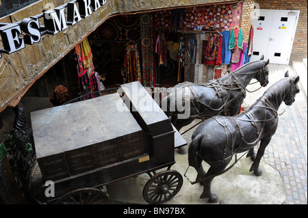 Leben Größe Bronze Pferd mit Wagen im Londoner Stables Market, Camden Market, Skulpturen. Stockfoto