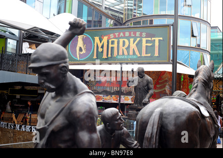 Pferd und Schmied Bronzeskulpturen im Stables Market Camden, Camden Lock. Stockfoto