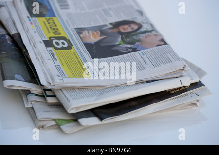 Nahaufnahme von einem Haufen von britischen Zeitungen Stockfoto