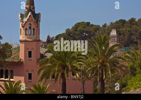 Blick über den berühmten Barcelona Park Güell entworfen von Antonio Gaudi mit Palmen in den Vordergrund und ein blauer Himmel Stockfoto