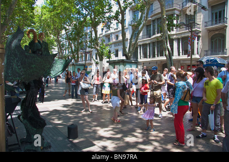 Barcelona, Spanien, Juni 2009 Straßenkünstler unterhalten auf der berühmten Straße "La Rambla". seltsame Kreatur erschrecken Kinder. Stockfoto