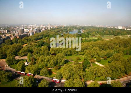 Erhöhten Blick auf Hyde Park und der Park Lane nach Westen in Richtung Knightsbridge und Kensington, London, UK Stockfoto