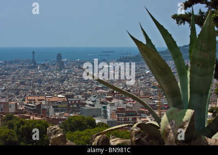 Barcelona, Spanien Juni 2009. Blick über die Stadt und den Hafen von Antonio Gaudis Park Güell. Horizontale Stockfoto