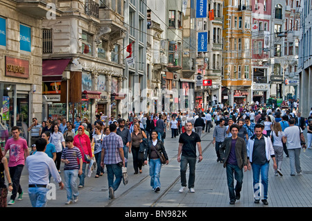 Istanbul Istiklal Caddesi Beyoglu street Einkaufsviertel Stockfoto