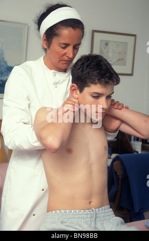 Teenager, die osteopathische Behandlung Stockfoto