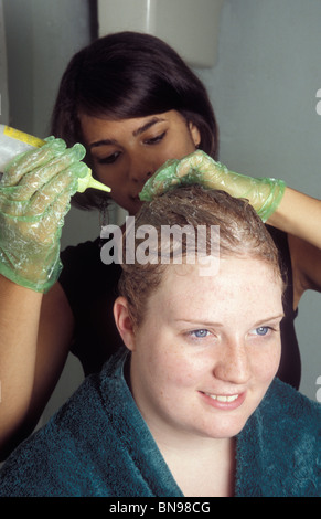 Teenager-Mädchen sterbenden Freunden Haar Stockfoto