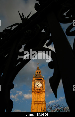 Blick durch Geländer in Parliament Square, Big Ben, Houses of Parliament, Westminster, London, UK Stockfoto