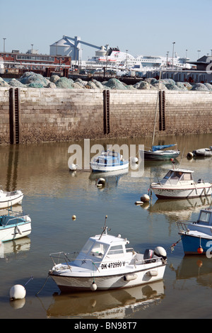 Angelboote/Fischerboote im Bassin du Paradis bei Ebbe, Hafen Sie, Calais, Pas-De-Calais, Frankreich Stockfoto