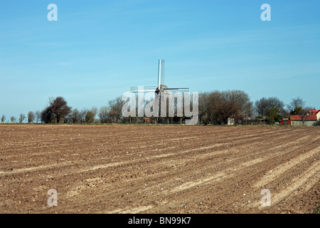 Blick auf die Moulin de Coquelles von über Felder während der frühen Frühling, Coquelles in der Nähe von Calais, Pas-de-Calais, Frankreich Stockfoto