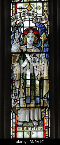 Detail aus einem Buntglasfenster von Percy Bacon & Brothers mit dem Erzengel Gabriel; Pfarrkirche Egloskerry, Cornwall (1906) Stockfoto