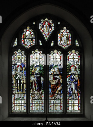 Ein Buntglasfenster von Percy Bacon & Brothers mit vier Erzengeln, Gabriel, Raphael, Uriel und Michael; Pfarrkirche Egloskerry, Cornwall Stockfoto