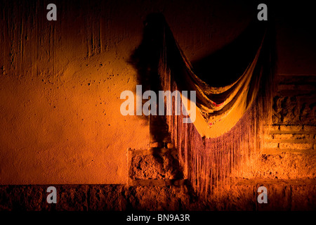 Ein spanische Flamenco Schal hängt an der Wand während eines Auftritts in der Tablao Flamenco El Cardenal in Córdoba, Andalusien, Spanien. Stockfoto