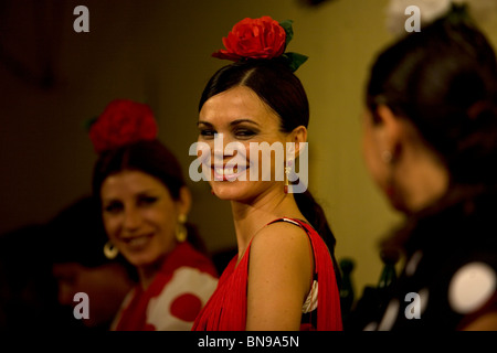 Eine Flamenco-Tänzerin oder Bailaora, lächelt während eines Auftritts im Tablao Flamenco El Cardenal in Córdoba, Andalusien, Spanien, Apr Stockfoto