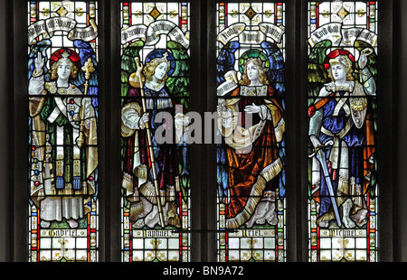 Buntglasfenster von Percy Bacon & Brothers mit den Erzengeln Gabriel, Raphael, Uriel und Michael (1906), Egloskerry Church. Cornwall Stockfoto