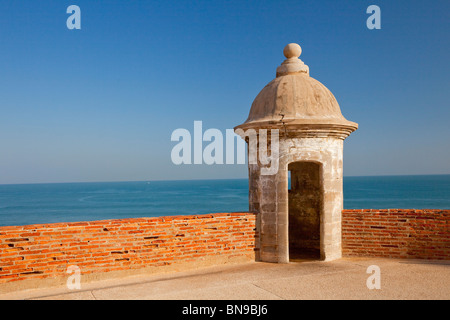 Ein Schilderhaus mit Blick aufs Meer auf der Burg von San Cristobal in San Juan, Puerto Rico, West Indies. Stockfoto