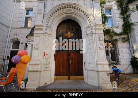 Elegante alte Gebäude, Bleibtreustrasse 15, ehemalige Wohnhaus des berühmten Schauspielerin Tilla Durieux, in der Nähe von Kurfürstendamm, Berlin, Deutschland. Stockfoto