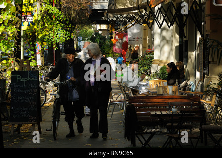 Bleibtreustrasse, malerischen kleinen Straße in der Nähe von Kurfürstendamm mit Cafés und kleine Boutiquen, Berlin, Deutschland, Europa. Stockfoto