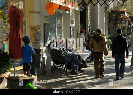 Bleibtreustrasse, malerischen kleinen Straße in der Nähe von Kurfürstendamm mit Cafés und kleine Boutiquen, Berlin, Deutschland, Europa. Stockfoto