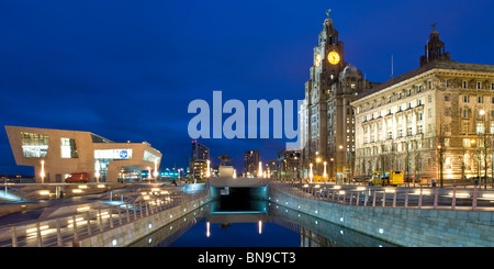 Der Pier Head, Ferry Terminal Neubau & Liver Building bei Nacht, Pier Head, Liverpool, Merseyside, England, UK Stockfoto