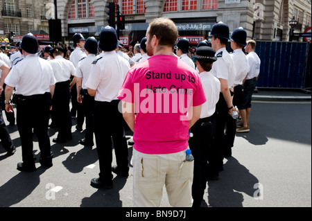 Teilnehmer tragen eine t-Shirt "aufstehen, um Hassverbrechen" während der Pride London feiern. Stockfoto