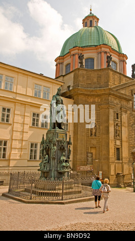 Charles IV Statue außerhalb des Charles-Museums Stockfoto