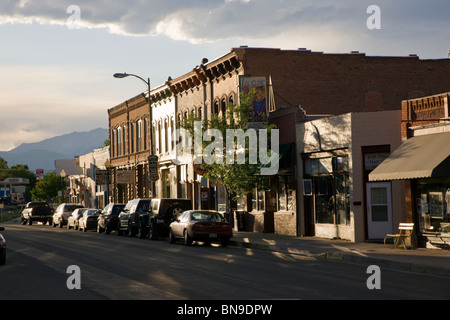 Sunset light reflecting off historic buildings in the small mountain town of Salida, Colorado, USA Stockfoto