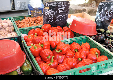 Bio-Produkte zum Verkauf auf einem französischen Bauernmarkt im Jahr 2010 Stockfoto