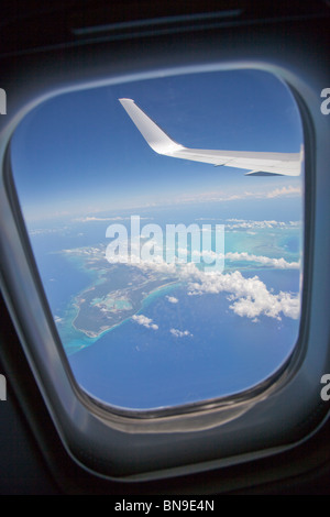 Blick durch die Flugzeugfenster Turks- und Caicos Insel. Stockfoto
