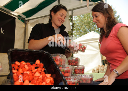 Eine Frau verkauft ihre frischen lokale Erdbeeren auf Bauernmarkt Aberystwyth, Wales UK Stockfoto