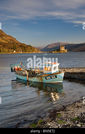 Lokalen Fischerboot & Eilean Donan Castle, Loch Duich, Schottisches Hochland, Schottland Stockfoto