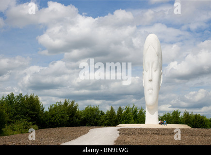 Traum, eine 20m hohe Skulptur, gelegen auf einer alten Zeche im Sutton Manor St. Helena. Es hat die Form eines Kopfes Mädchen. Stockfoto