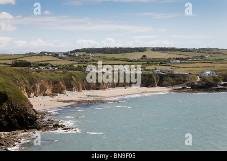 Church Bay (Porth Swtan), Isle of Anglesey, North Wales, UK, Großbritannien. Blick entlang der zerklüfteten Küste zum Sandstrand Stockfoto