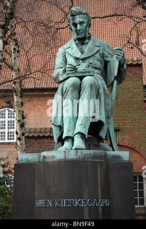 Sitzende Statue des Søren Kierkegaard im Garten der alten königlichen Bibliothek in Kopenhagen. Stockfoto