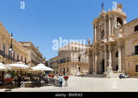 Syrakus, Sizilien. Cafe auf der Piazza del Duomo mit dem Dom hinter, Ortigia, Syrakus (Siracusa), Sizilien, Italien Stockfoto