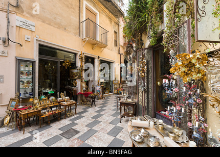 Antiquitätenläden aus der Corso Umberto in der Altstadt Taormina, South East Coast, Sizilien, Italien Stockfoto