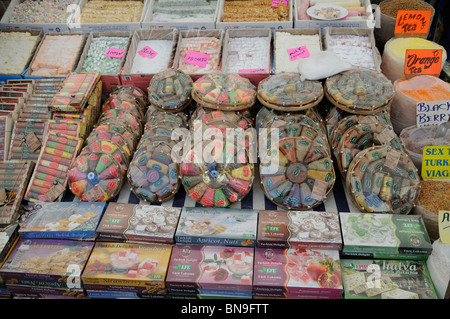 Markt-Stand-Anzeige der Turkish Delight in verschiedenen Geschmacksrichtungen Turgutries Bodrum, Türkei Stockfoto