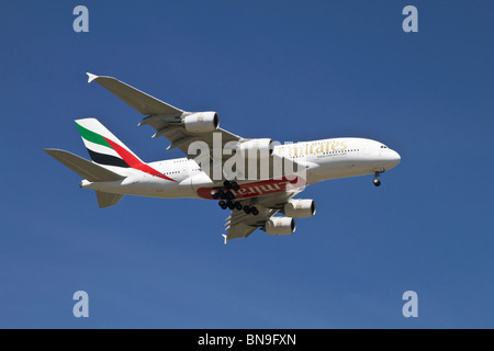 Ein Airbus A380 super-Jumbo von Emirates Airlines im Endanflug zu landen Stockfoto