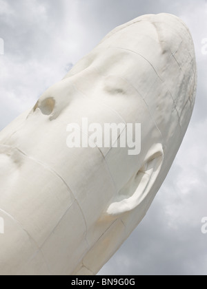 Traum, eine 20m hohe Skulptur, gelegen auf einer alten Zeche im Sutton Manor St. Helena. Es hat die Form eines Kopfes Mädchen. Stockfoto