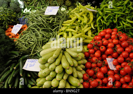 Anzeige von Gemüse auf den Verkauf von einem Marktstand Stockfoto