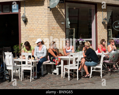 Kleinen Straßencafé im Sommer an der historischen Haga Nygata Street in Haga District von Göteborg Schweden Stockfoto