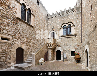 Der Innenhof des Palazzo Corvaja (das Museo Siciliano d ' arte e Tradizioni Popolari), Taormina, Sizilien, Italien Stockfoto