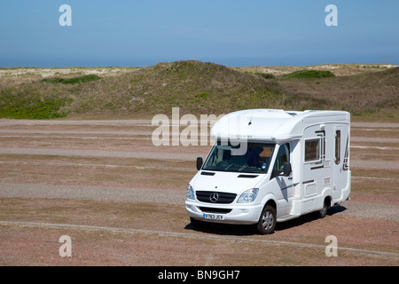 Wohnmobil auf einem Strand Parkplatz geparkt; Texel; Niederlande-Wohnmobil gehört zum Fotografen Stockfoto