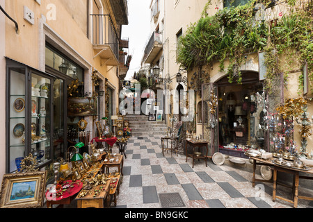 Antiquitätenläden aus der Corso Umberto in der Altstadt Taormina, South East Coast, Sizilien, Italien Stockfoto