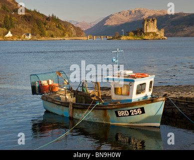 Lokalen Fischerboot & Eilean Donan Castle, Loch Duich, Schottisches Hochland, Schottland Stockfoto