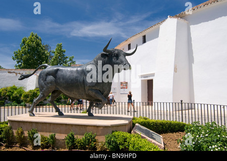 Bronze Stier-Statue vor der Stierkampfarena - Real Maestranza in Ronda, westliche Provinz Malaga, Andalusiens, Spanien Stockfoto