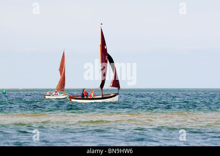 Segeln im Hafen von Blakeney, Norfolk, Großbritannien Stockfoto